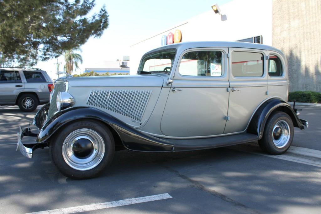 1934 Ford Deluxe Fordor Sedan Barn Find