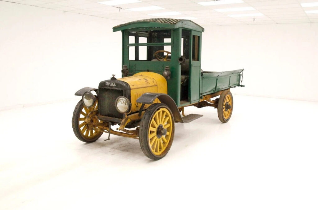 1915 Republic Truck 2 Ton