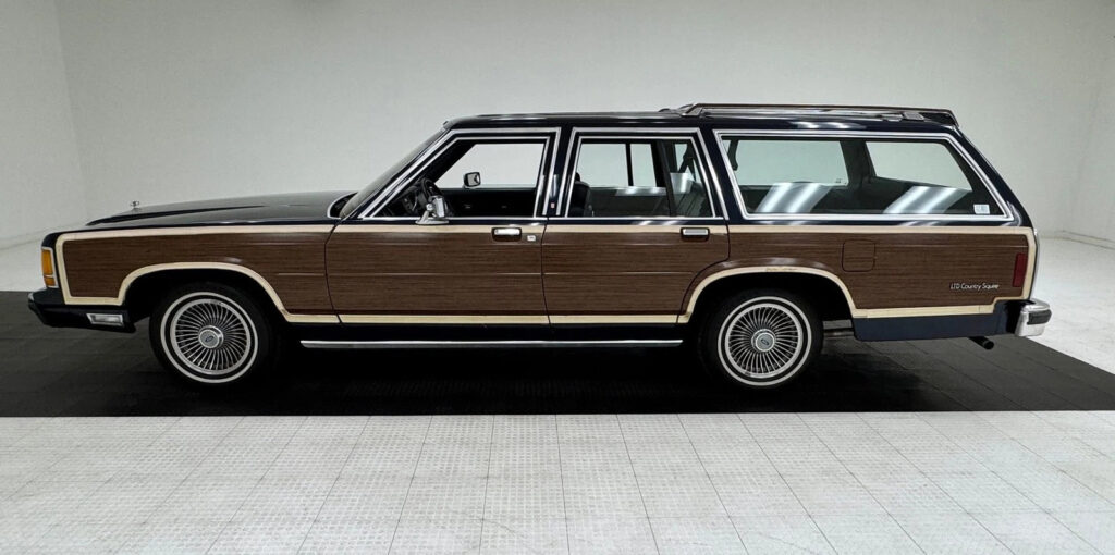 1990 Ford Country Squire LX Station Wagon