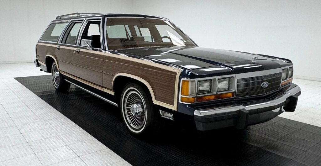 1990 Ford Country Squire LX Station Wagon