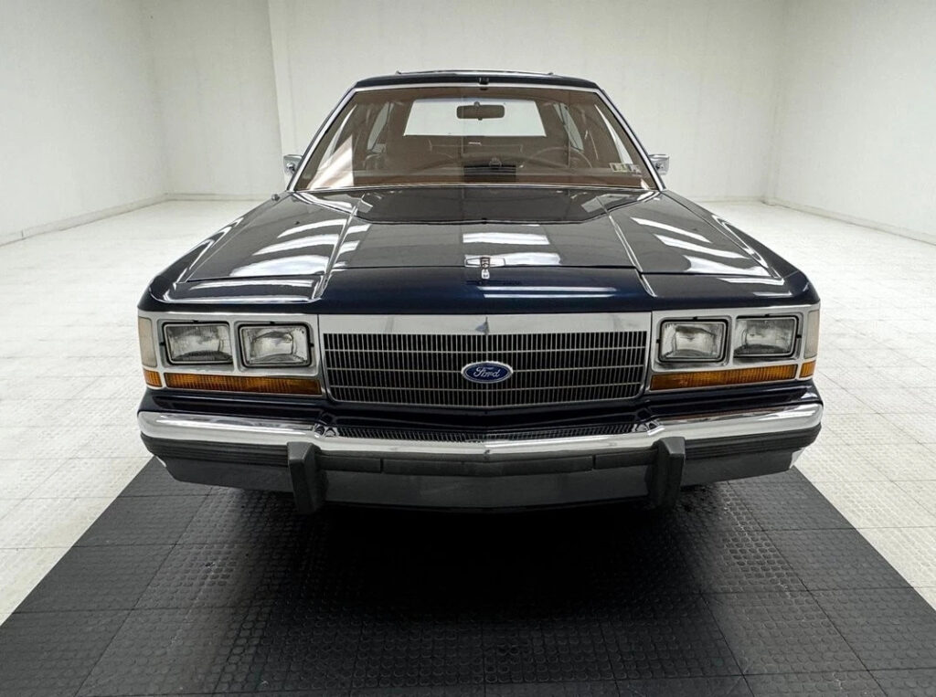 1990 Ford Country Squire LX Station Wagon