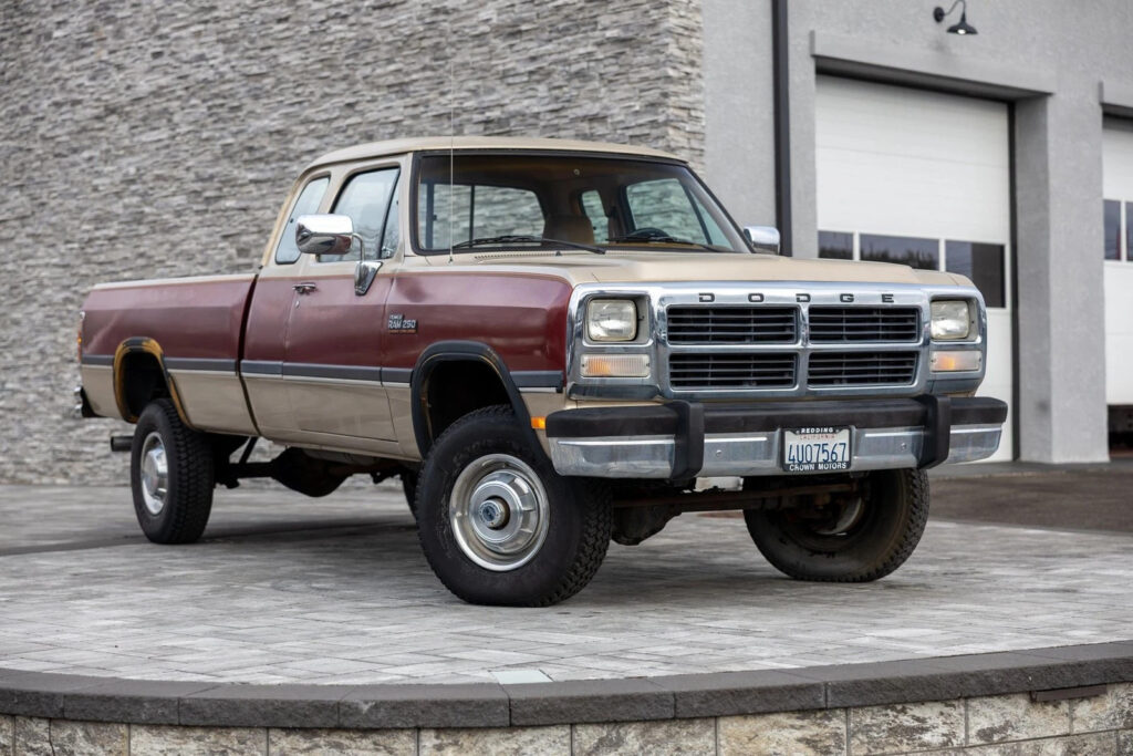 1993 Dodge W250 Club Cab 149″ WB 4WD