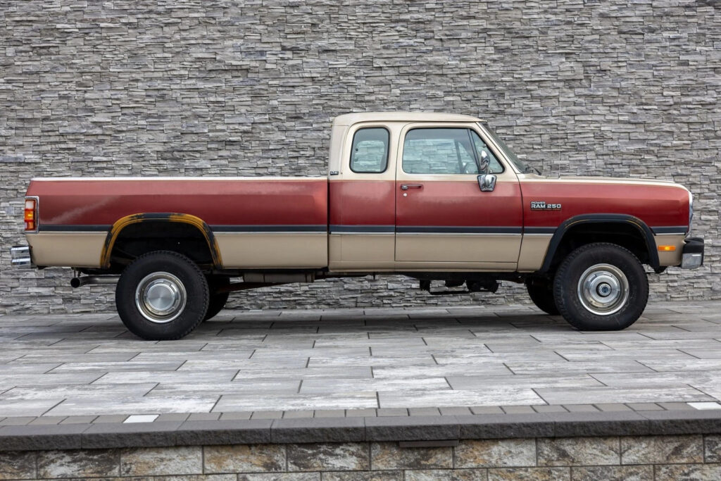 1993 Dodge W250 Club Cab 149″ WB 4WD
