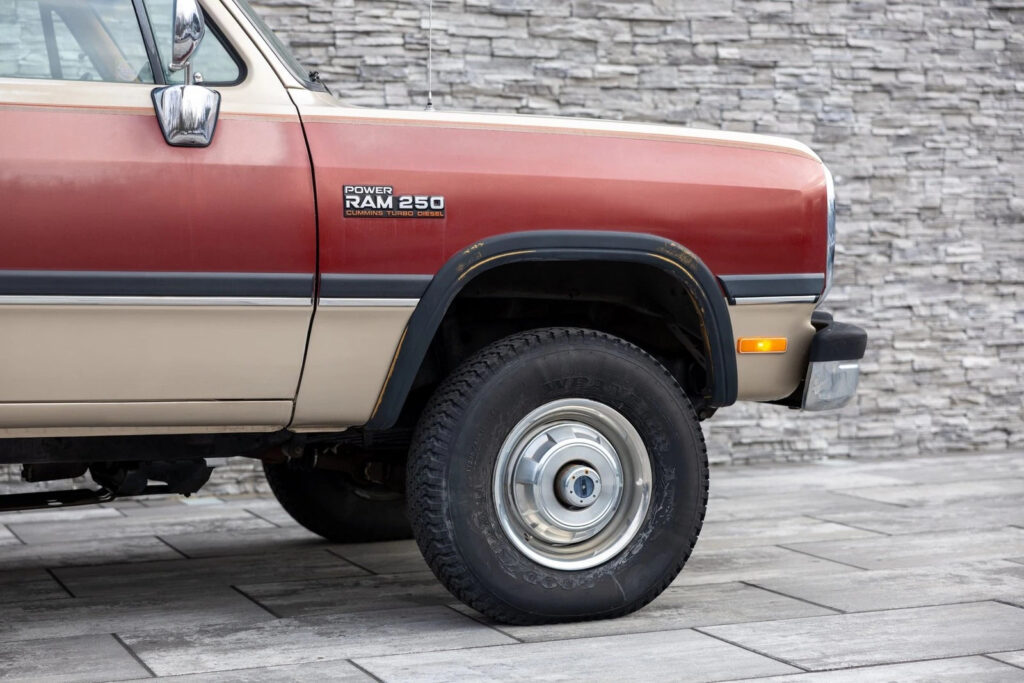 1993 Dodge W250 Club Cab 149″ WB 4WD