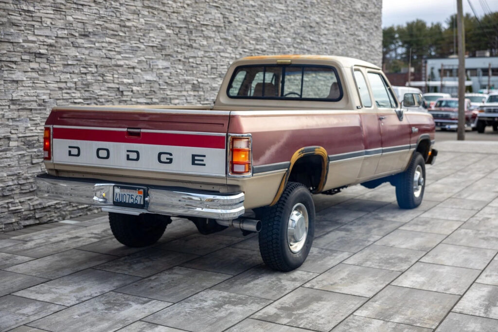 1993 Dodge W250 Club Cab 149″ WB 4WD