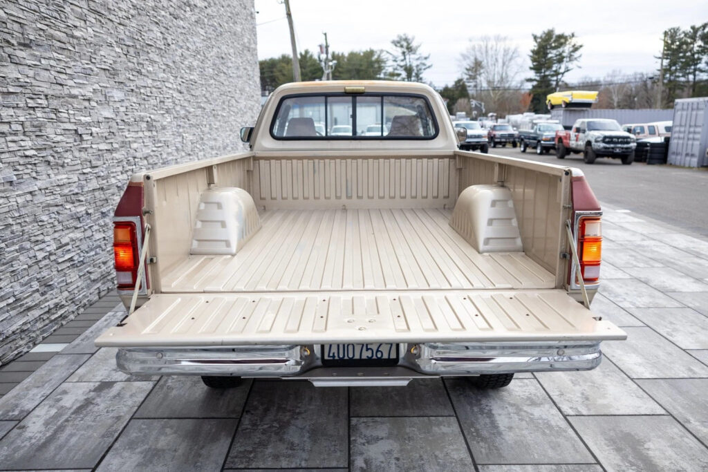 1993 Dodge W250 Club Cab 149″ WB 4WD