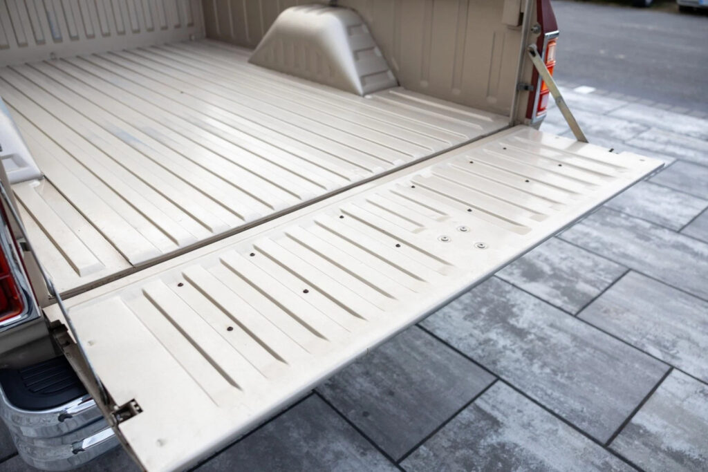 1993 Dodge W250 Club Cab 149″ WB 4WD