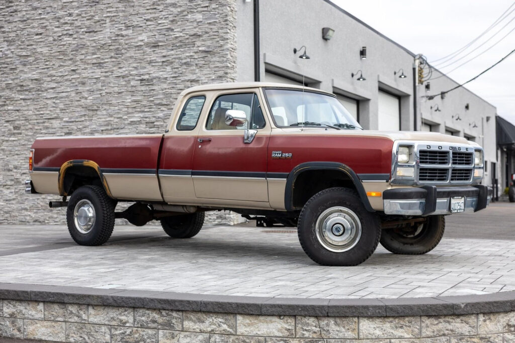 1993 Dodge W250 Club Cab 149″ WB 4WD