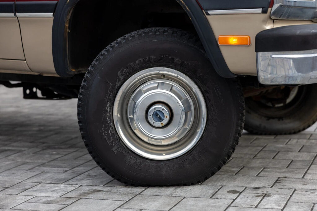 1993 Dodge W250 Club Cab 149″ WB 4WD