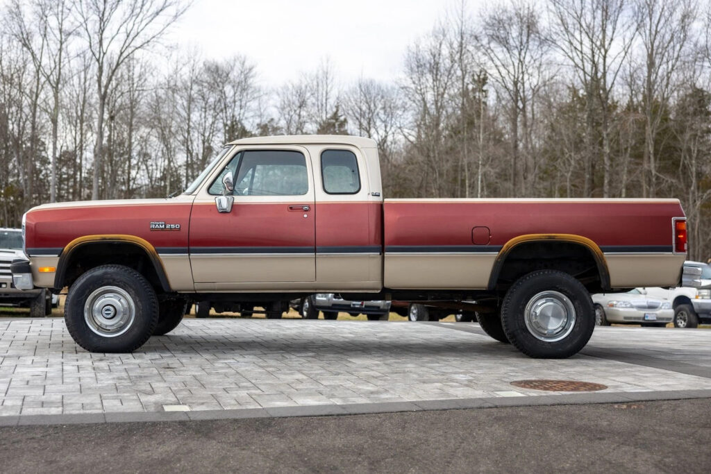 1993 Dodge W250 Club Cab 149″ WB 4WD