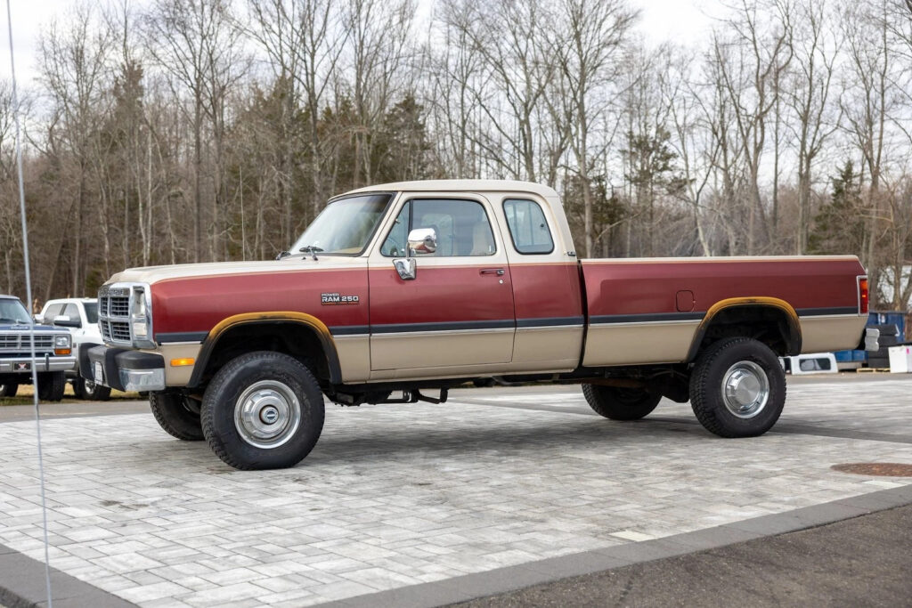 1993 Dodge W250 Club Cab 149″ WB 4WD