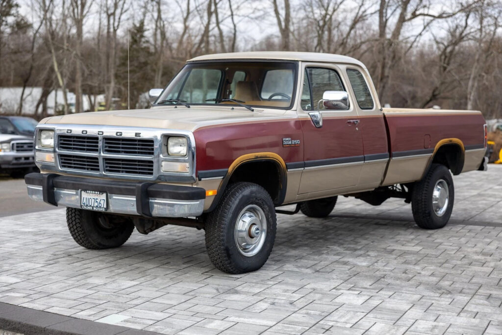 1993 Dodge W250 Club Cab 149″ WB 4WD