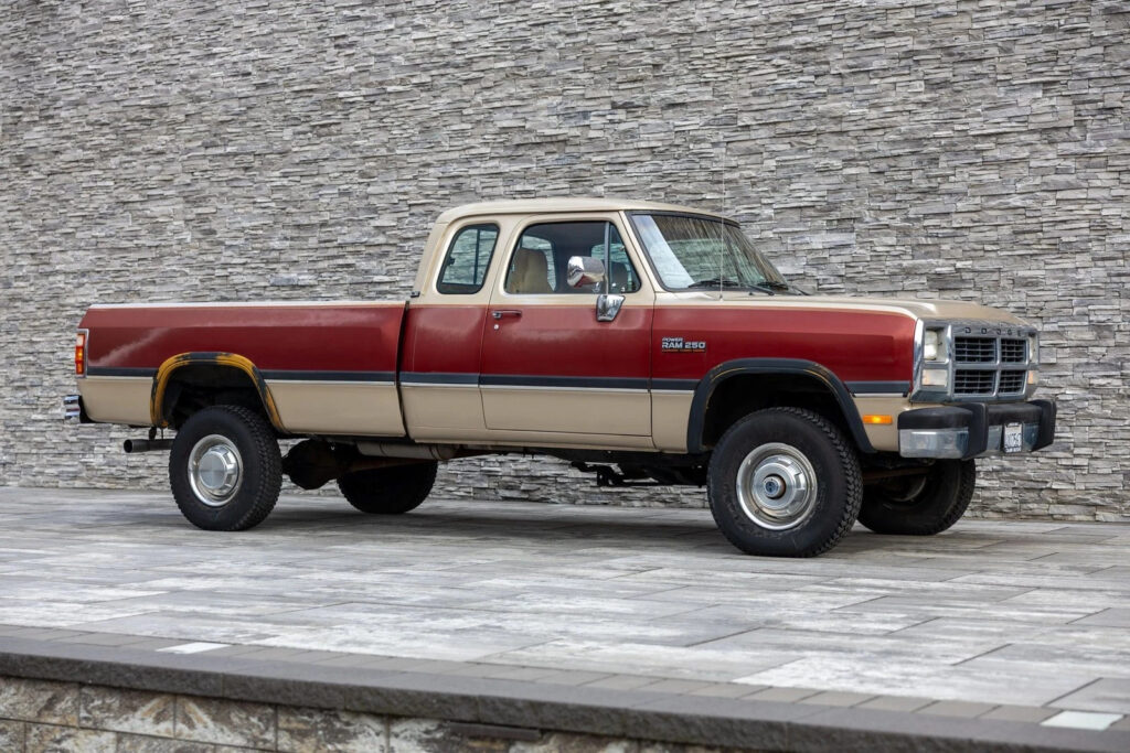 1993 Dodge W250 Club Cab 149″ WB 4WD