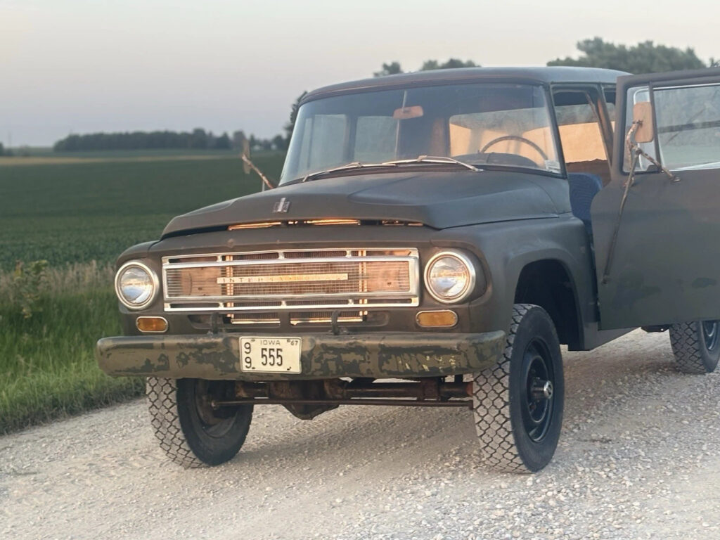 1967 International Harvester Travelette 4×4 B1200 Short Bed, Low Miles