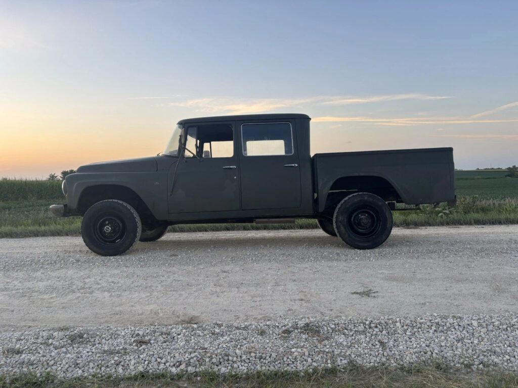 1967 International Harvester Travelette 4×4 B1200 Short Bed, Low Miles