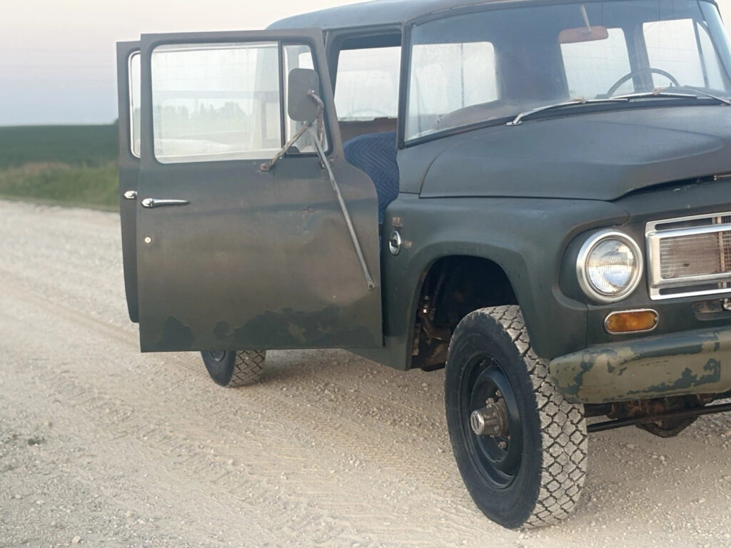 1967 International Harvester Travelette 4×4 B1200 Short Bed, Low Miles